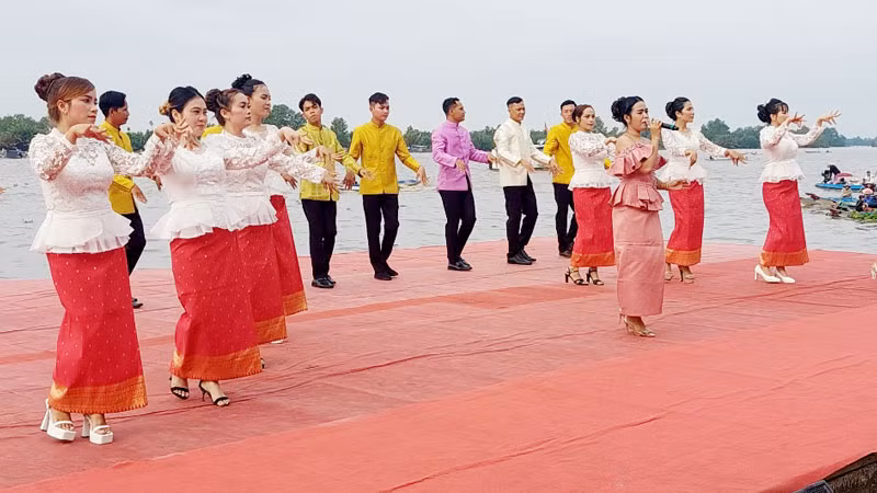 Trình diễn múa văn nghệ của đồng bào dân tộc Khmer.