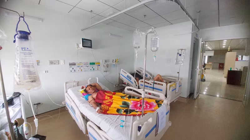 1 trong 2 bệnh nhân nhập viện do nhậu với cá nóc.