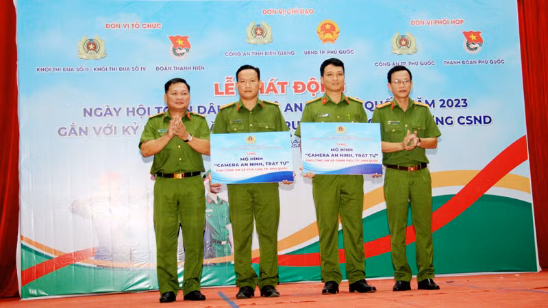 Lãnh đạo Công an các đơn vị, địa phương thuộc Công an tỉnh Kiên Giang trao biển tượng trưng mô hình “Camera an ninh, trật tự” tặng Công an xã Cửa Cạn và Công an xã Gành Dầu, thành phố Phú Quốc. (Ảnh: Công an cung cấp).