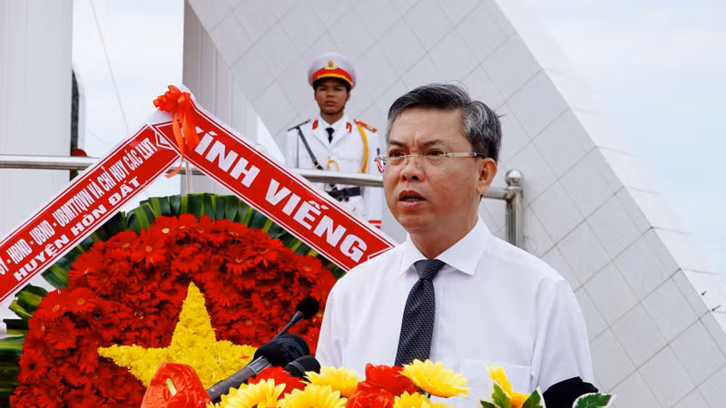 Phó Chủ tịch Ủy ban nhân dân tỉnh Kiên Giang Nguyễn Lưu Trung phát biểu tại lễ truy điệu.