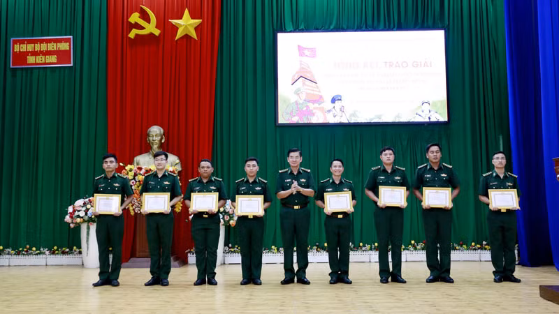 Lãnh đạo Bộ đội Biên phòng tỉnh Kiên Giang trao giải cho các cá nhân đạt thành tích cao tại Cuộc thi viết với chủ đề “Công tác thông tin đối ngoại, tuyên truyền biển, đảo và biên giới trên đất liền tỉnh Kiên Giang năm 2023”.