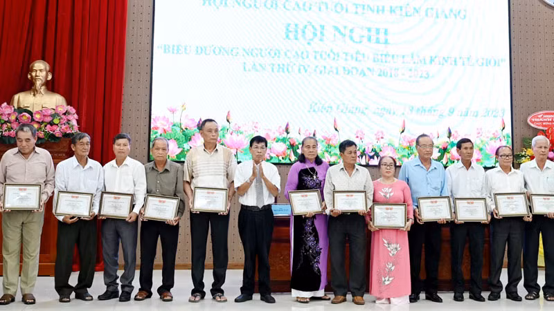 Đại diện Hội Người cao tuổi tỉnh Kiên Giang trao giấy chứng nhận cho người cao tuổi đạt danh hiệu người cao tuổi làm kinh tế giỏi cấp tỉnh, giai đoạn 2018-2023.
