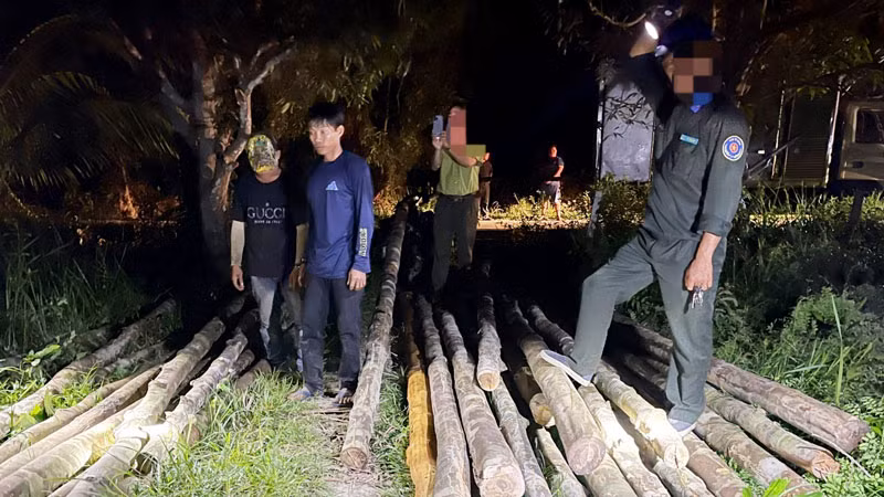 Hai trong số các đối tượng khai thác lâm sản trái phép bị lực lượng chức năng bắt giữ. (Ảnh: Kiểm lâm cung cấp).