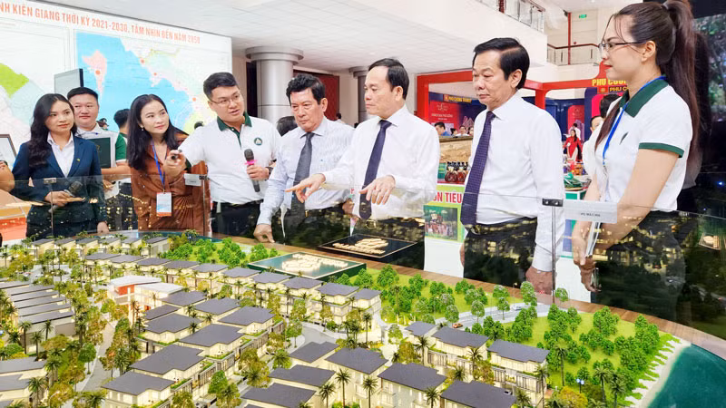 Phó Thủ tướng Chính Phủ Trần Lưu Quang và lãnh đạo tỉnh Kiên Giang tham quan các gian hàng trưng bày tại hội nghị công bố Quy hoạch tỉnh Kiên Giang thời kỳ 2021-2030, tầm nhìn đến năm 2050 và xúc tiến đầu tư tỉnh Kiên Giang.