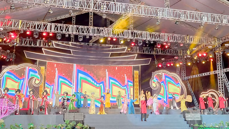 Tiết mục văn nghệ biểu diễn tại lễ đón nhận Bằng Di sản văn hóa phi vật thể cấp quốc gia “Lễ hội Đình thần Nguyễn Trung Trực-thành phố Rạch Giá, tỉnh Kiên Giang”.