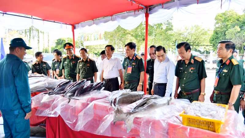 Các đại biểu tham quan các sản phẩm do Hải đội Dân quân thường trực tỉnh Kiên Giang đánh bắt trên biển.