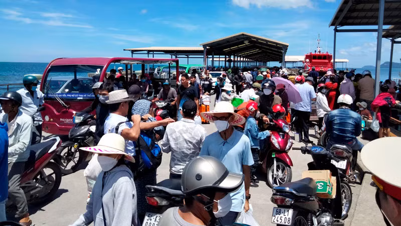 Hàng khách tại cảng Bãi Vòng, thành phố Phú Quốc.