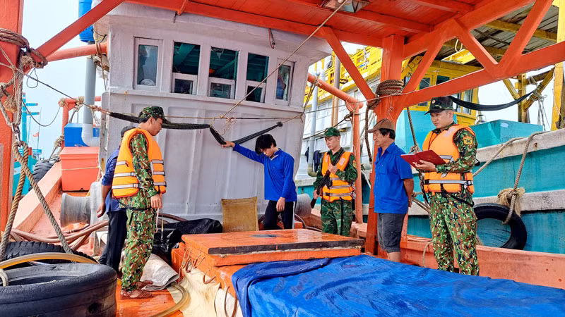 Tổ công tác Bộ đội Biên phòng tỉnh Kiên Giang kiểm tra tàu KG-93262-TS vận chuyển trái phép dầu DO. (Ảnh: Bộ đội Biên phòng tỉnh Kiên Giang cung cấp).