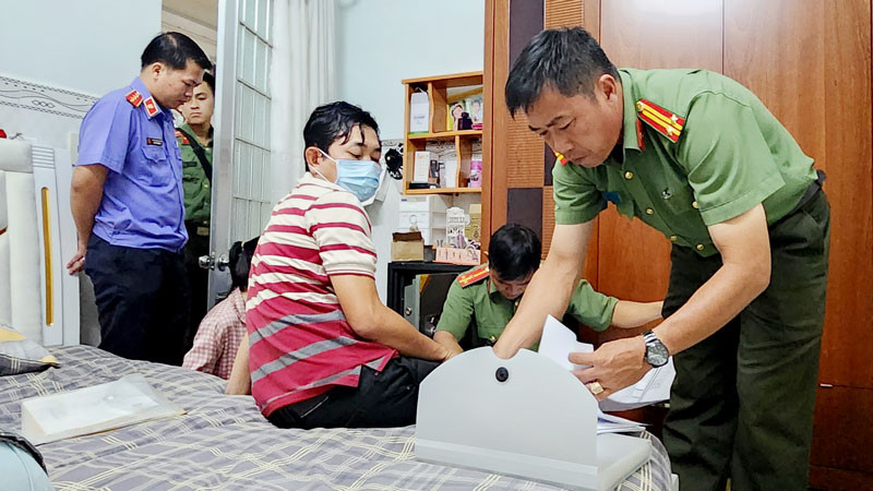 Công an khám xét nhà Trần Văn Luyến. (Ảnh Công an cung cấp). 