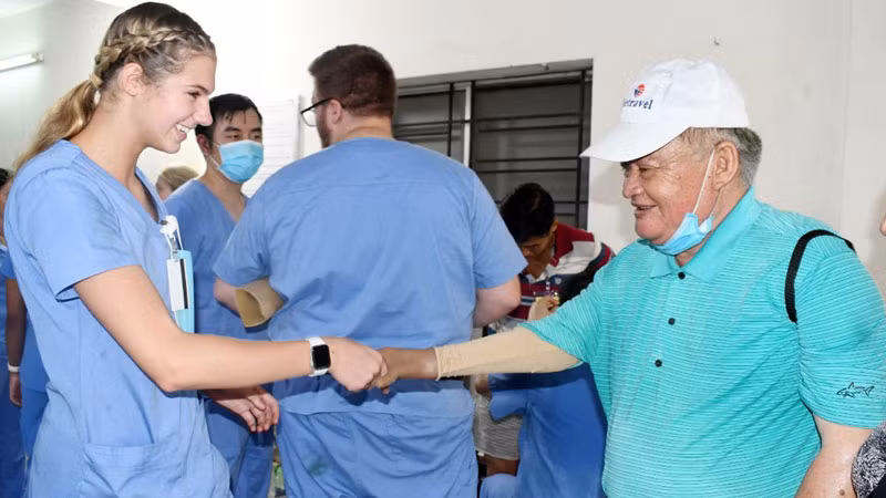 Người khuyết tật được lắp tay giả miễn phí.