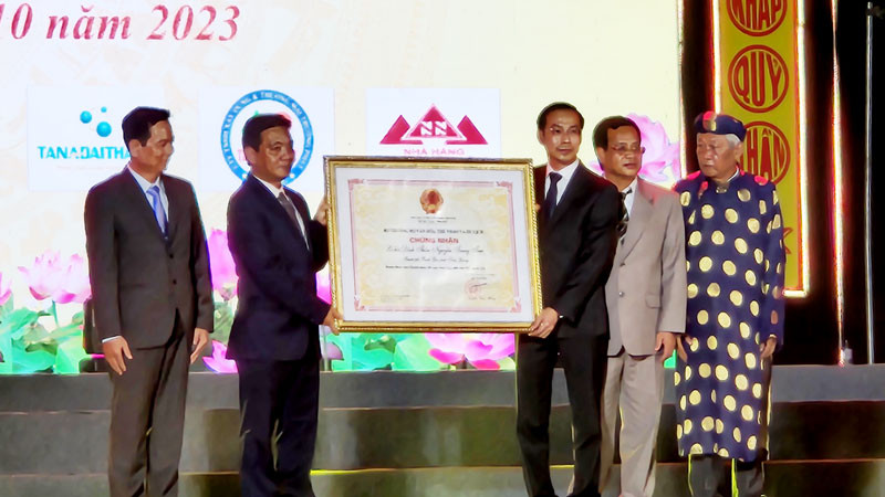 Đại diện Bộ Văn hóa, Thể thao và Du lịch trao Bằng Di sản văn hóa phi vật thể cấp quốc gia “Lễ hội Đình thần Nguyễn Trung Trực-thành phố Rạch Giá, tỉnh Kiên Giang” cho đại diện tỉnh Kiên Giang.
