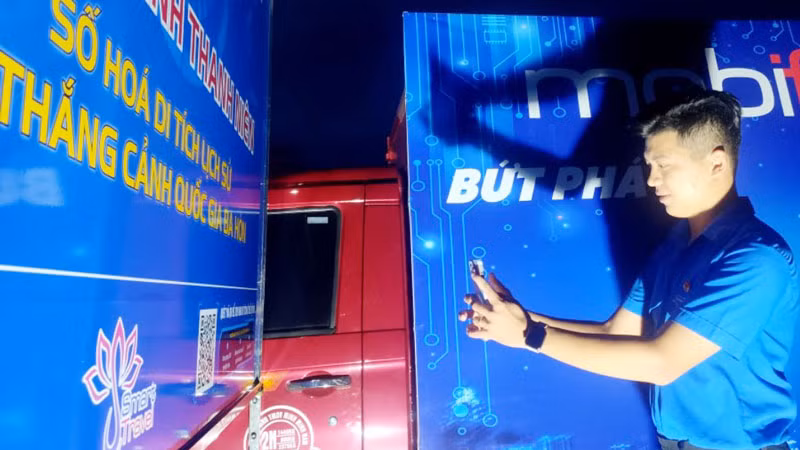 Du khách cài đặt ứng dụng MobiFone Smart Travel thông qua mã QR.