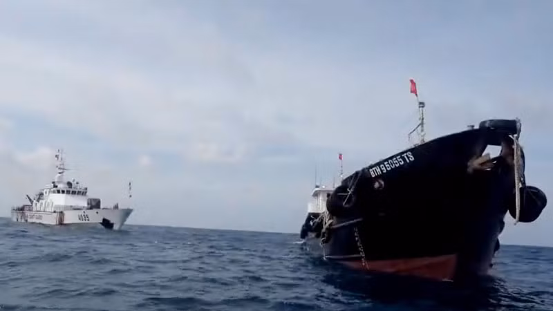 Lực lượng Cảnh sát biển tiến hành các bước kiểm tra tàu BTh 95055 TS. (Ảnh: Bộ Tư lệnh Vùng Cảnh sát biển 4). 