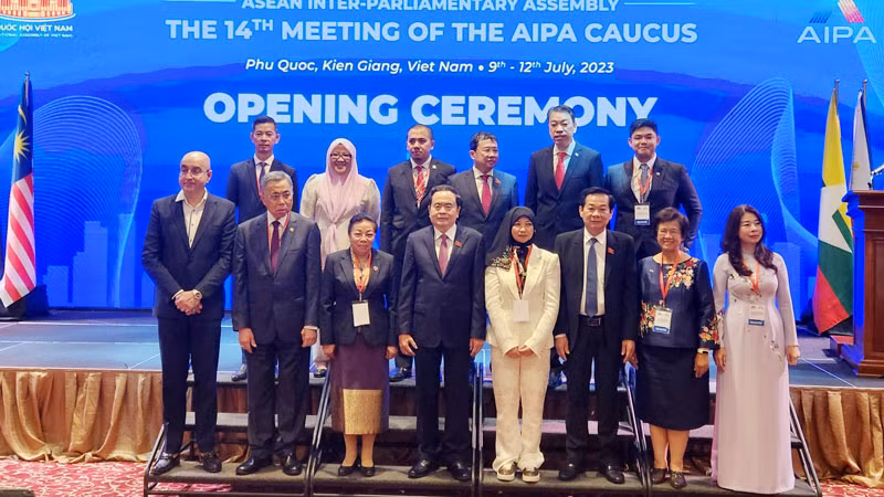 Đồng chí Trần Thanh Mẫn, Ủy viên Bộ Chính trị, Phó Chủ tịch Thường trực Quốc hội chụp ảnh lưu niệm với Trưởng đoàn Nghị viện, các vị Nghị sĩ Nghị viện thành viên Nhóm tư vấn AIPA về tham dự phiên khai mạc.