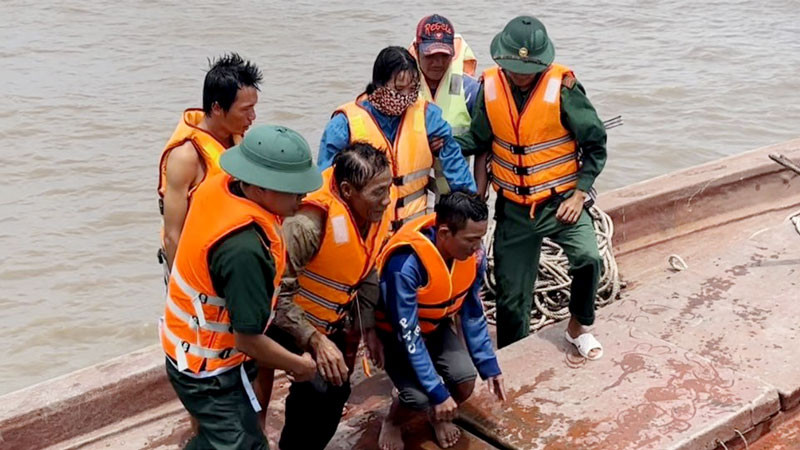 Các nạn nhân được cán bộ, chiến sĩ Trạm Kiểm soát Biên phòng Kim Quy ứng cứu kịp thời.