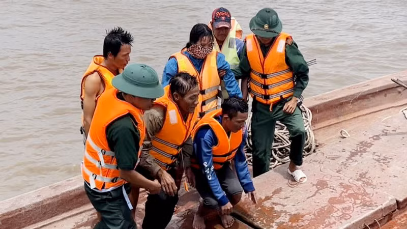 Các nạn nhân được cán bộ, chiến sĩ Trạm Kiểm soát Biên phòng Kim Quy ứng cứu kịp thời.