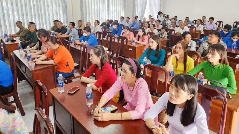 Đại biểu dự hội nghị tuyên truyền về vai trò của biển, đảo trong sự nghiệp xây dựng và bảo vệ Tổ quốc.