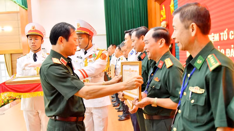 Thượng tướng Nguyễn Tân Cương trao thưởng cho những tập thể có thành tích xuất sắc trong hoạt động của Hải đội Dân quân thường trực.