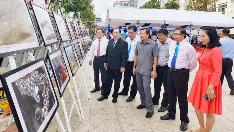 Đại biểu tham quan trưng bày triển lãm tại Liên hoan ảnh nghệ thuật khu vực đồng bằng sông Cửu Long lần thứ 38 năm 2023.
