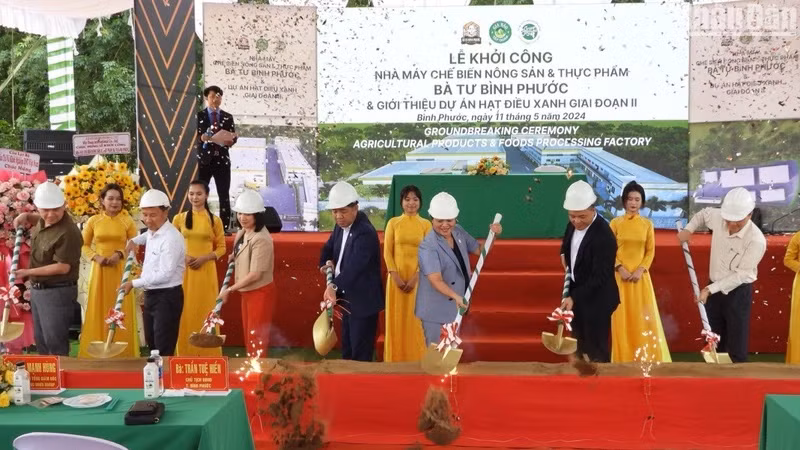 Lãnh đạo tỉnh Bình Phước và các đơn vị thực hiện nghi thức động thổ xây dựng nhà máy chế biến hạt điều lớn nhất Việt Nam.