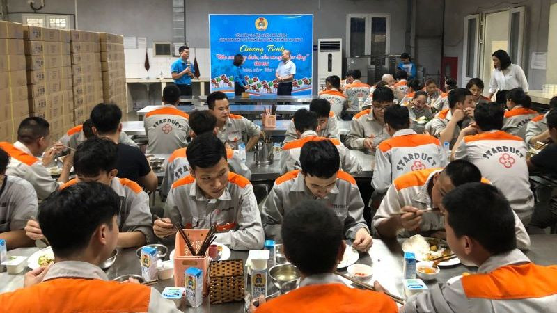  Chương trình "Bữa cơm Công đoàn" tại Công ty cổ phần đầu tư công nghệ Ngôi Sao châu Á (huyện Đan Phượng, thành phố Hà Nội). 