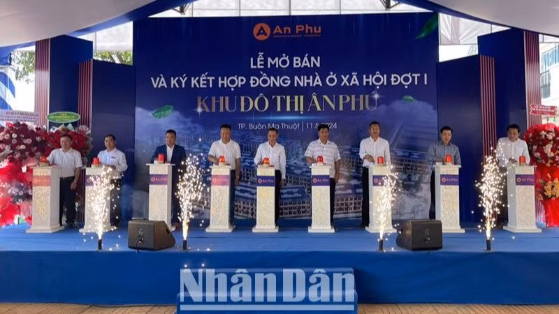 Đại diện các ngành chức năng của tỉnh Đắk Lắk và Công ty cổ phần Đầu tư-Phát triển đô thị Ân Phú bấm nút chính thức mở bán đợt 1 Dự án nhà ở xã hội tại Khu đô thị Ân Phú, thành phố Buôn Ma Thuột, tỉnh Đắk Lắk.