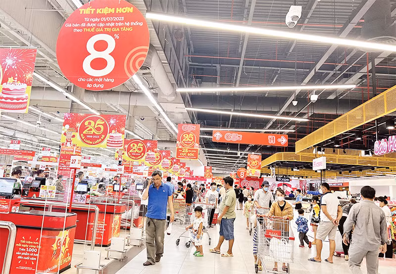 Một siêu thị treo bảng thông báo việc điều chỉnh thuế VAT.