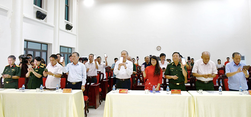 Các đại biểu hưởng ứng chương trình nhắn tin "Chung tay xoa dịu nỗi đau da cam năm 2023".