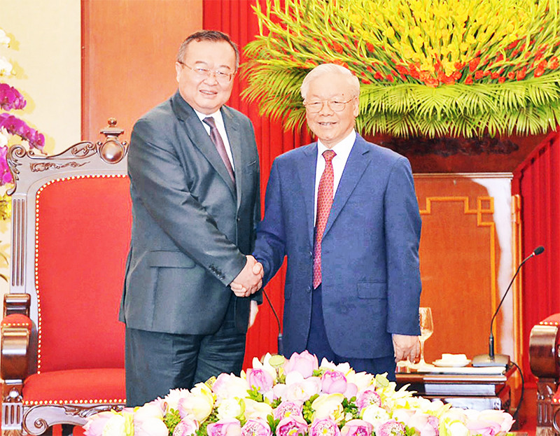 Tổng Bí thư Nguyễn Phú Trọng với Trưởng Ban Liên lạc Đối ngoại Trung ương Đảng Cộng sản Trung Quốc Lưu Kiến Siêu. (Ảnh VĂN HIẾU)