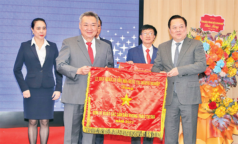 Ủy ban Quản lý vốn nhà nước tại doanh nghiệp tặng cờ đơn vị xuất sắc dẫn đầu phong trào thi đua cho EVNHCMC. Ảnh: EVNHCMC