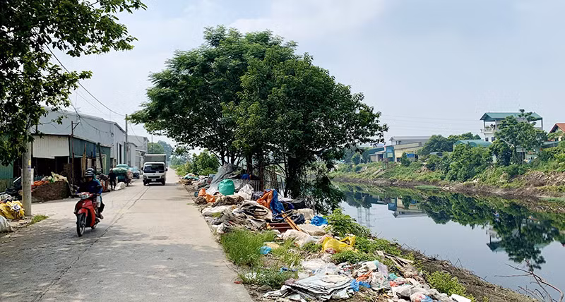 Rác thải của làng nghề làm chăn, ga, gối, đệm Trát Cầu (huyện Thường Tín, Hà Nội) đổ ra bờ sông Nhuệ.