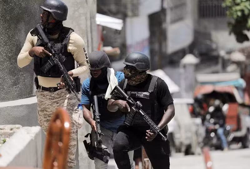 Cảnh sát lập lại trật tự ở quận Carrefour-Feuilles. (Ảnh REUTERS)