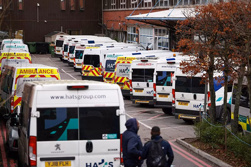 Xe cứu thương xếp hàng dài bên ngoài bệnh viện. (Ảnh REUTERS)