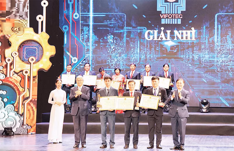 Ban Tổ chức trao giải nhì cho nhóm tác giả EVNCPC với công trình "Nghiên cứu, xây dựng ứng dụng trên thiết bị thông minh phục vụ công tác vận hành, đào tạo cho các tổ thao tác lưu động tại EVNCPC" .