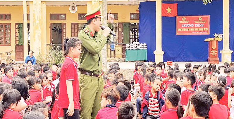 Đại úy Lương Văn Kiên tuyên truyền an toàn giao thông cho các em học sinh.