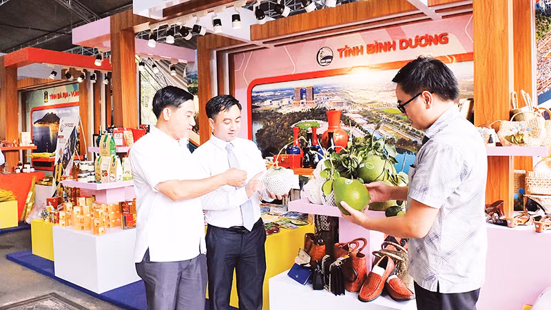 Doanh nghiệp tìm hiểu sản phẩm OCOP tại chương trình hợp tác giữa TP Hồ Chí Minh và các tỉnh Đông Nam Bộ vừa diễn ra tại tỉnh Bình Phước.