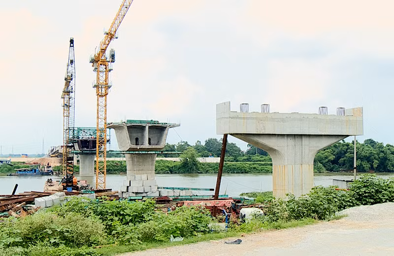 Các nhà thầu đang tích cực thi công cầu Hà Bắc 2.