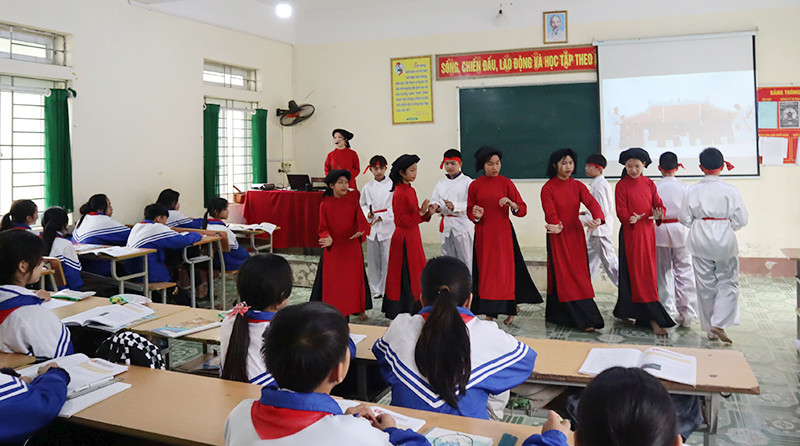 Tiết mục hát Xoan trong giờ học Giáo dục địa phương của Trường THCS Đồng Thịnh, huyện Yên Lập, Phú Thọ.