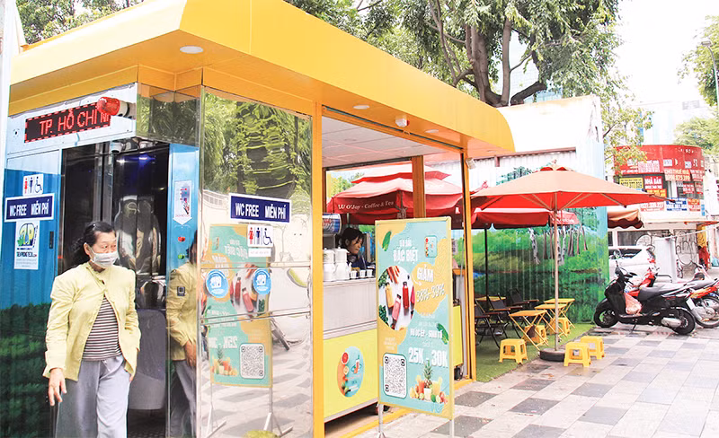 Nhà vệ sinh công cộng hiện đại, thân thiện tại khu đất số 8-12 Lê Duẩn, Quận 1. (Ảnh THẾ ANH)