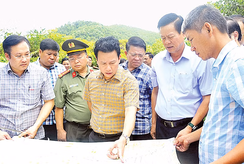 Các đồng chí lãnh đạo tỉnh Hà Giang kiểm tra bản đồ hướng tuyến cao tốc Tuyên Quang-Hà Giang. 