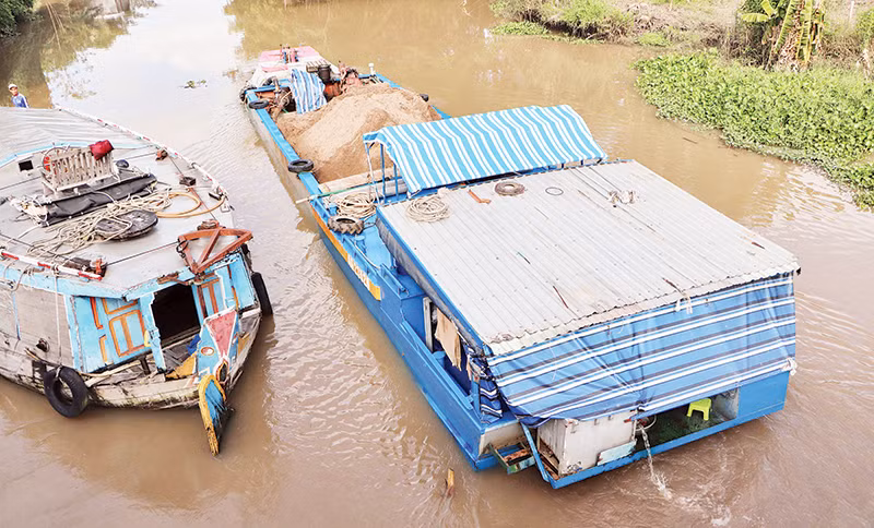 Vận chuyển cát trên kênh rạch tỉnh An Giang để xây dựng các công trình.