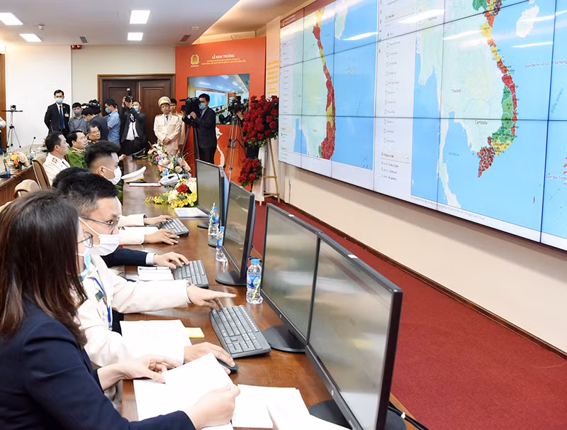 Vận hành Hệ thống cơ sở dữ liệu quốc gia về dân cư. (Ảnh TRẦN HÀ)