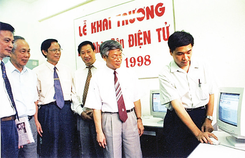 Đồng chí Nguyễn Phú Trọng, Ủy viên Bộ Chính trị (lúc đó được phân công phụ trách tư tưởng-văn hóa-khoa giáo) cùng các đồng chí lãnh đạo Đảng, Nhà nước chứng kiến buổi lễ Báo Nhân Dân điện tử tiếng Việt hòa mạng internet, ngày 21/6/1998.