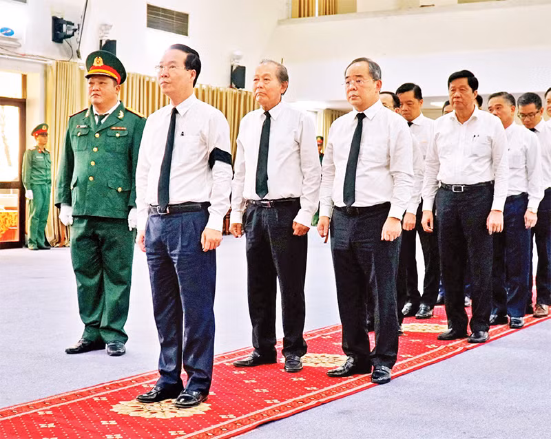 Chủ tịch nước Võ Văn Thưởng đến viếng đồng chí Lê Phước Thọ. (Ảnh TTXVN)