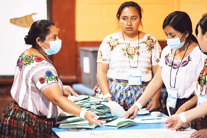 Nhân viên kiểm phiếu trong cuộc bầu cử Tổng thống Guatemala. (Ảnh REUTERS)