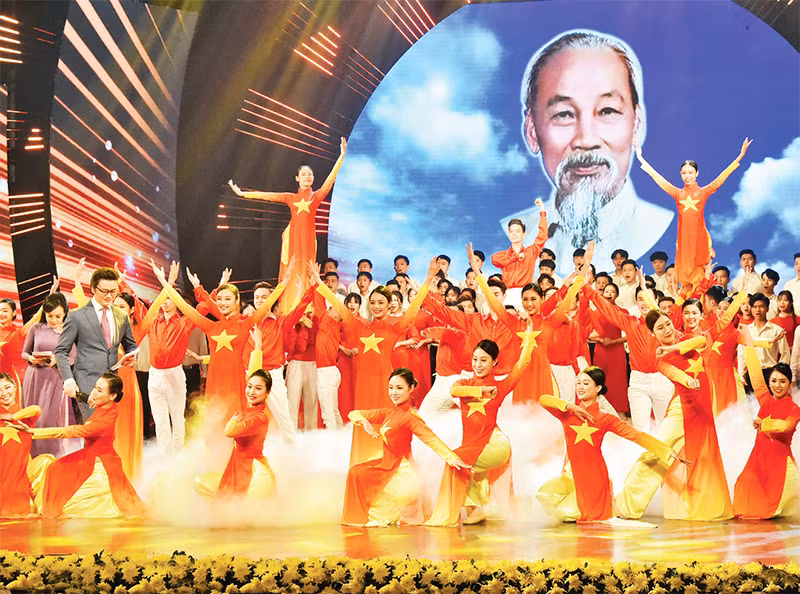 Chương trình ca múa nhạc tại Lễ trao giải thưởng sáng tác, quảng bá tác phẩm văn học, nghệ thuật , báo chí về chủ đề Học tập và làm theo tư tưởng, đạo đức, phong cách Hồ Chí Minh. Ảnh | TRẦN HẢI