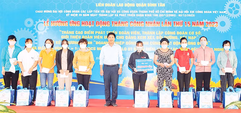 Liên đoàn Lao động quận Bình Tân tặng các suất quà hỗ trợ công nhân lao động bị bệnh hiểm nghèo trong Tháng Công nhân.