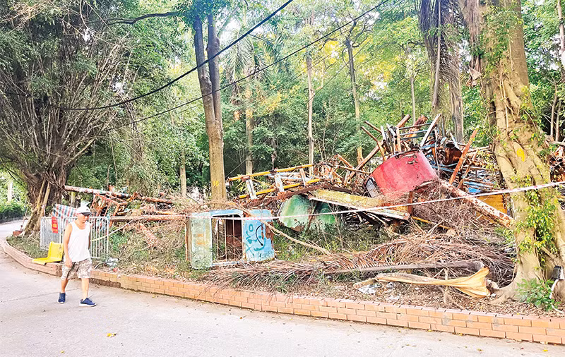 Các hạng mục trong Công viên Tuổi trẻ Thủ đô đã được tháo dỡ, nhưng chưa được thu dọn, trả lại mặt bằng.