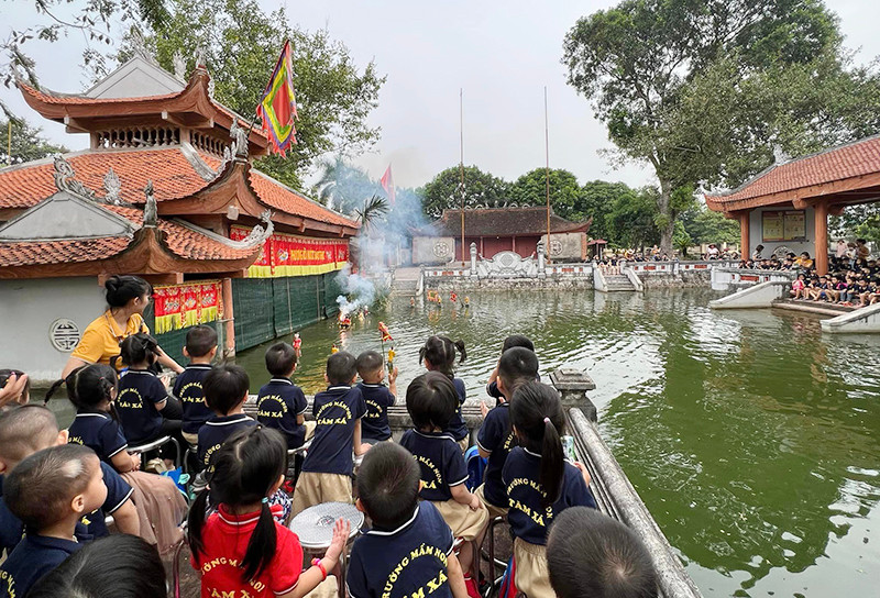 Học sinh xem biểu diễn rối nước ở phường rối Đào Thục (xã Thụy Lâm, huyện Đông Anh).