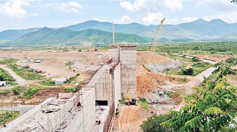 Dự án hồ chứa nước sông Than, huyện Ninh Sơn (Ninh Thuận) đang trơ trọi do các nhà thầu không bảo đảm tiến độ thi công.